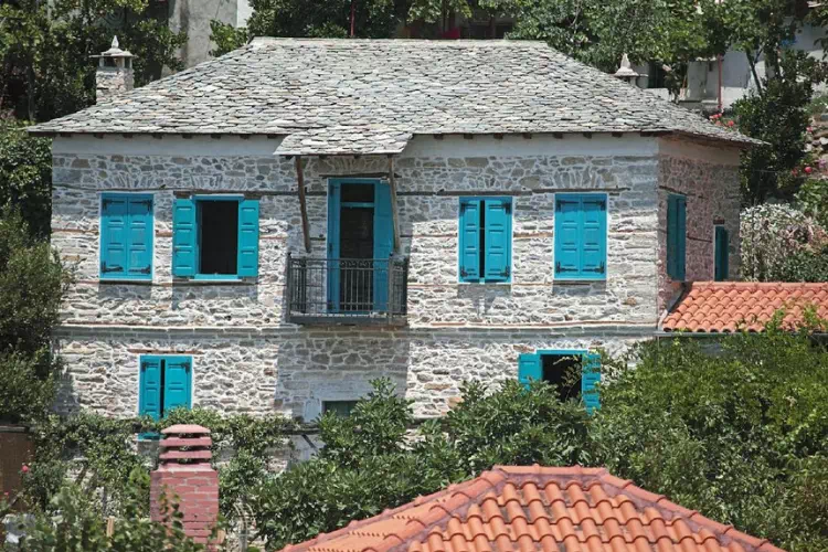 Maison rustique dans un jardin