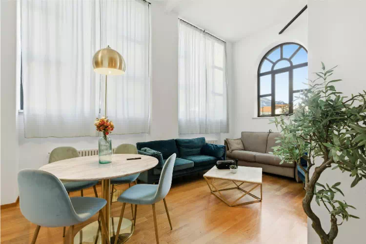 Rideaux protégeant une pièce du soleil