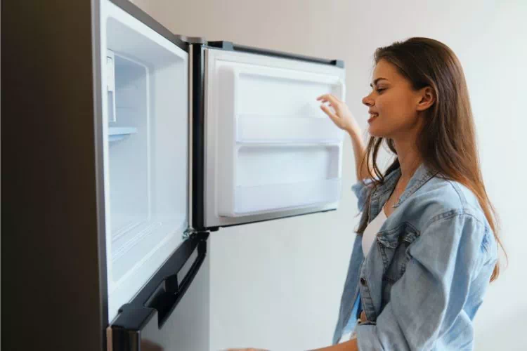 Personne en train de régler la température de son frigo