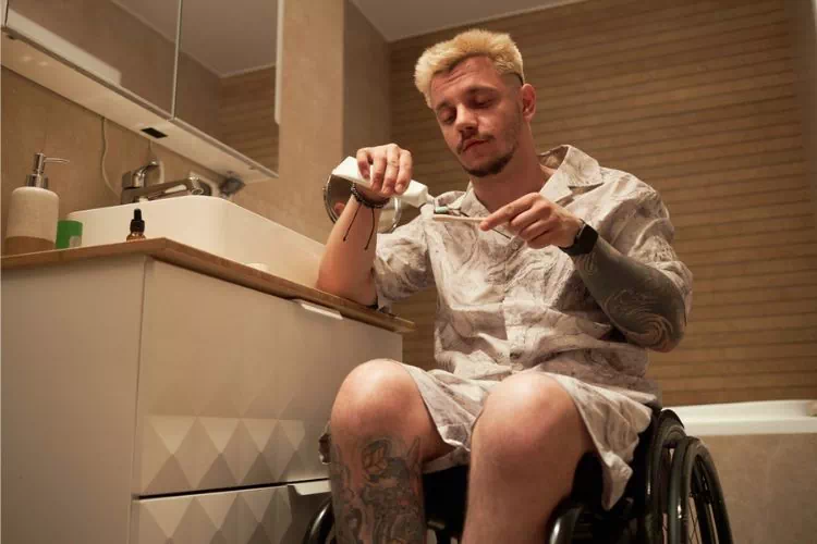 Homme handicapé au lavabo