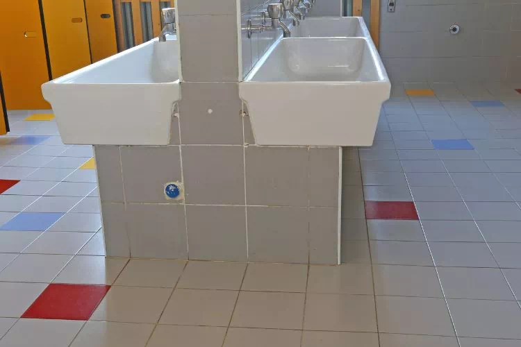 Lavabo pour personne à mobilité réduite