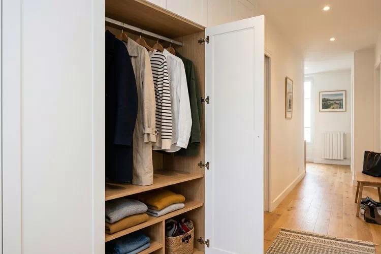 Placard dans un couloir avec des vêtements