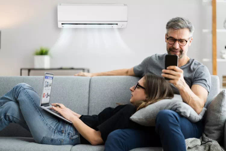 Famille au salon profitant de leur climatisation