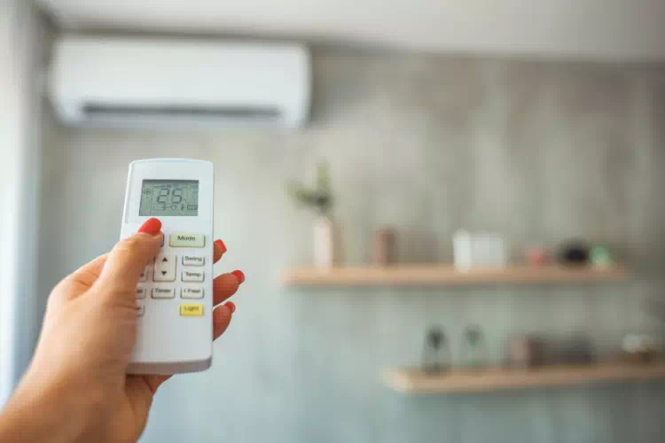 Personne allumant son climatiseur