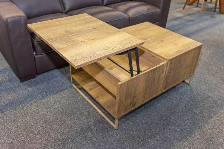 Table basse relevable devant un canapé