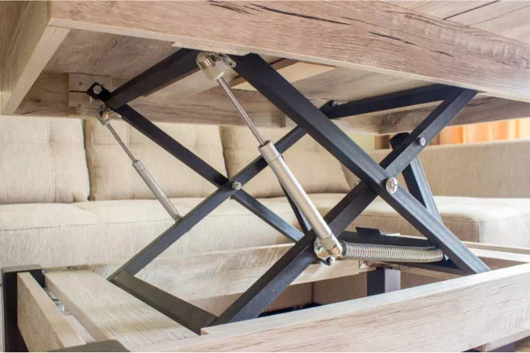 Vu en dessous d'une table basse