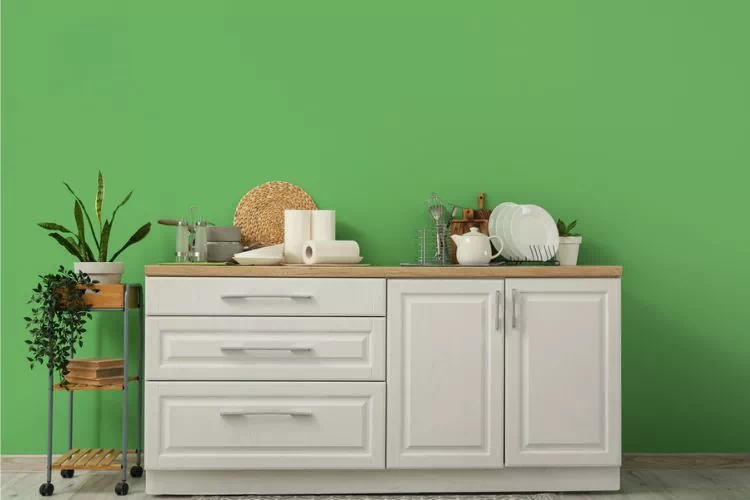 Cuisine avec mur vert olive