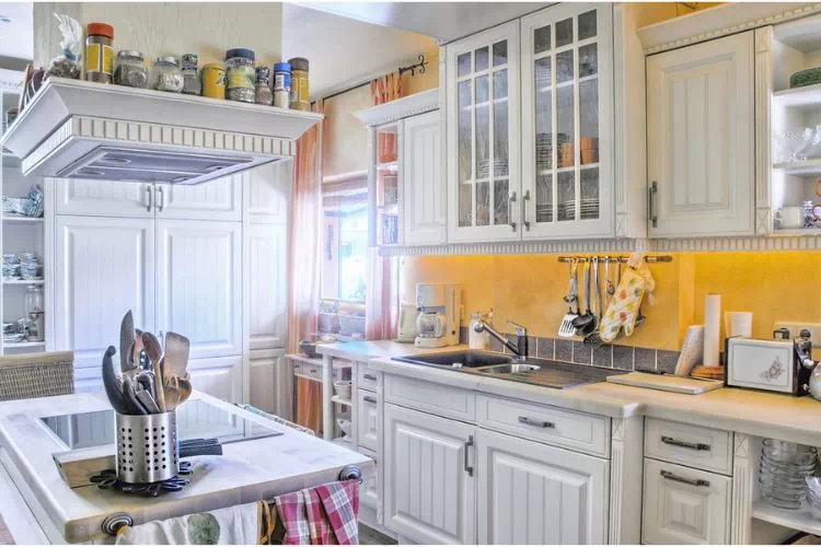 Cuisine rustique peint en blanc et jaune