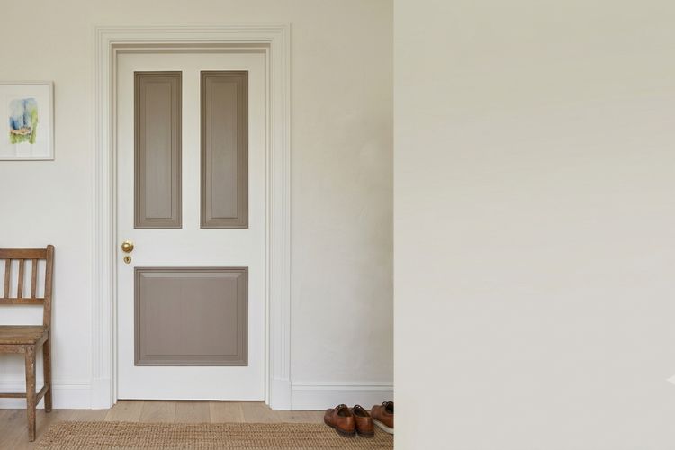 Porte paint en deux couleurs avec l'intérieur du rectangle en couleur taupe et le reste de la porte en blanc