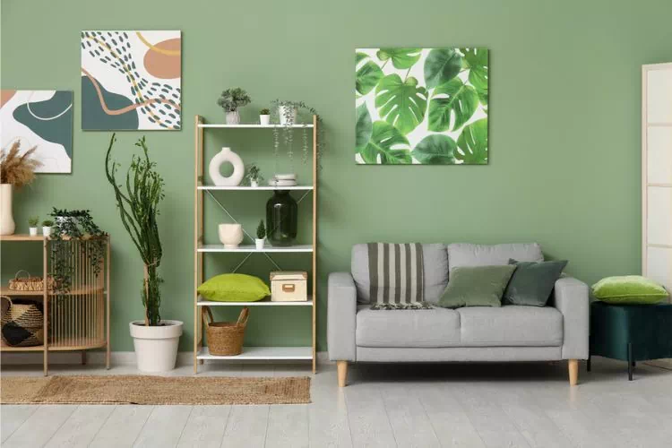 Salon avec mur vert olive