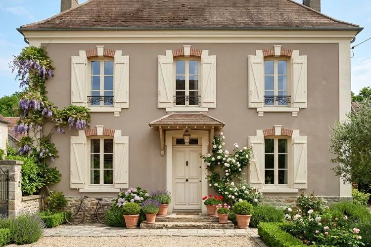 Façade de maison paint en taupe et le crème