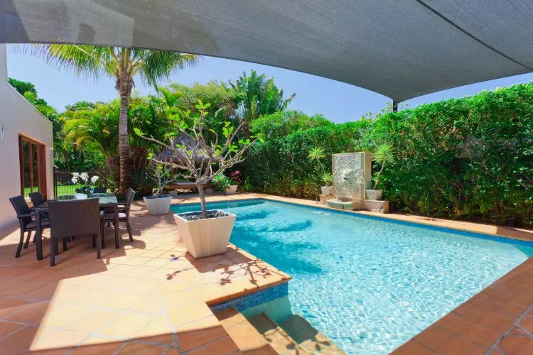 Piscine cachée par une haie