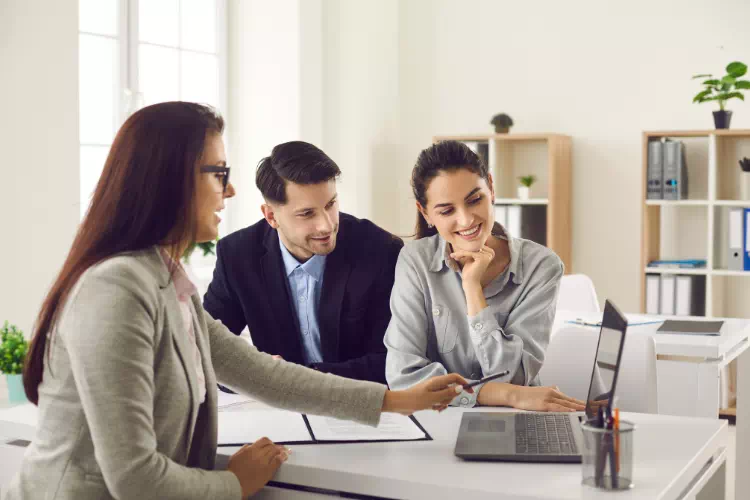 Courtier qui présente un dossier à ses clients