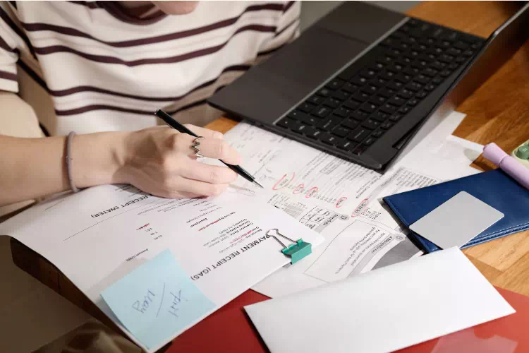 Personne qui calcule ses mensualités