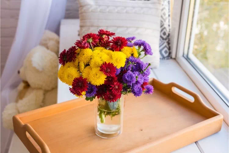 Bouquet de fleurs posé sur un plateau en bois