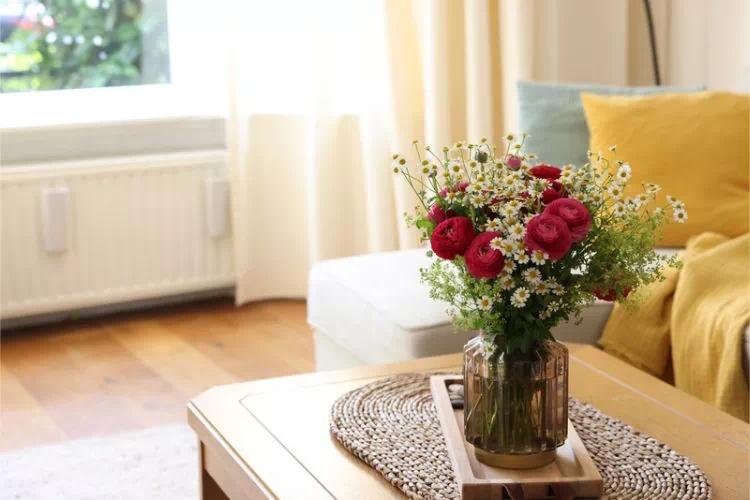 Bouquet de fleurs dans un salon aux couleurs chaudes