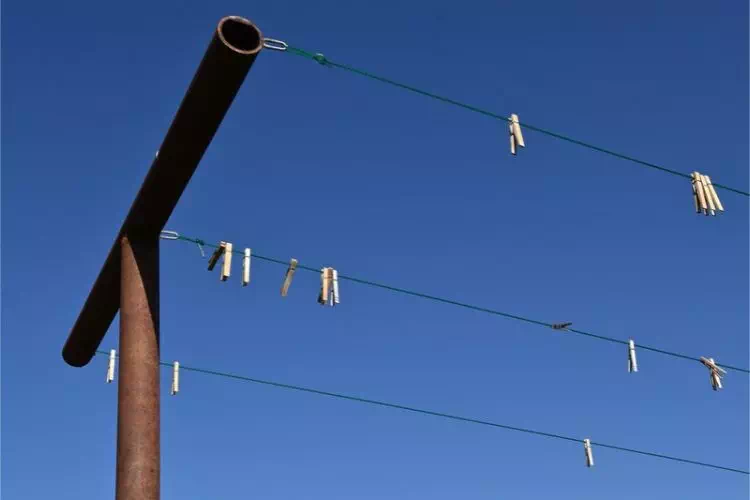 Corde à linge fixé à une barre de fer