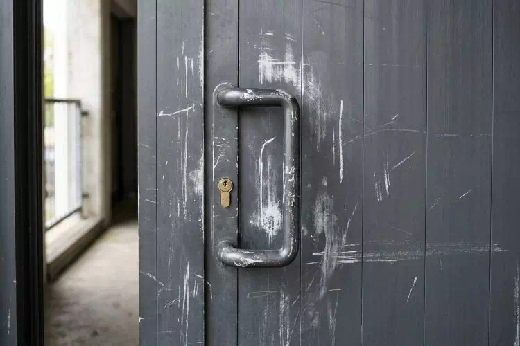 Traces blanches sur une porte en aluminium